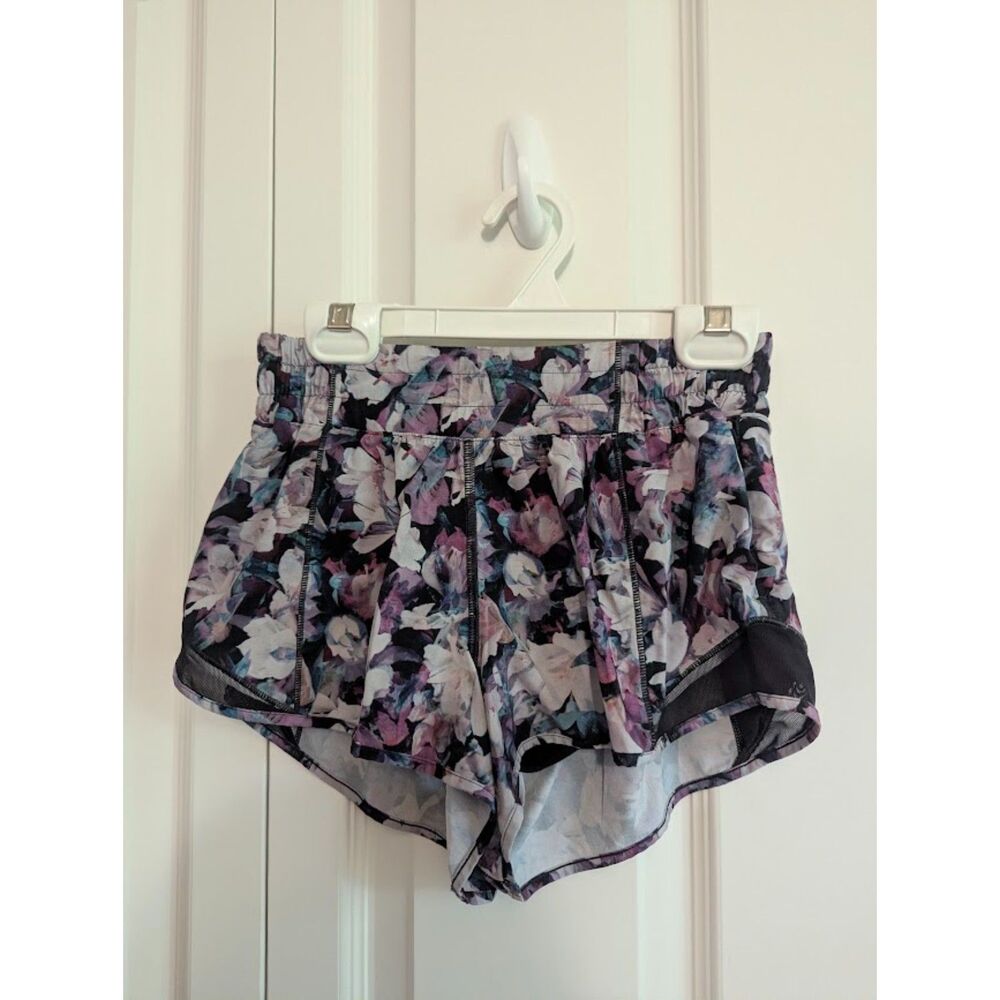Lululemon Hotty Hot Short II Sz 4 with *2.5" Low Rise purple, pink, blue floral